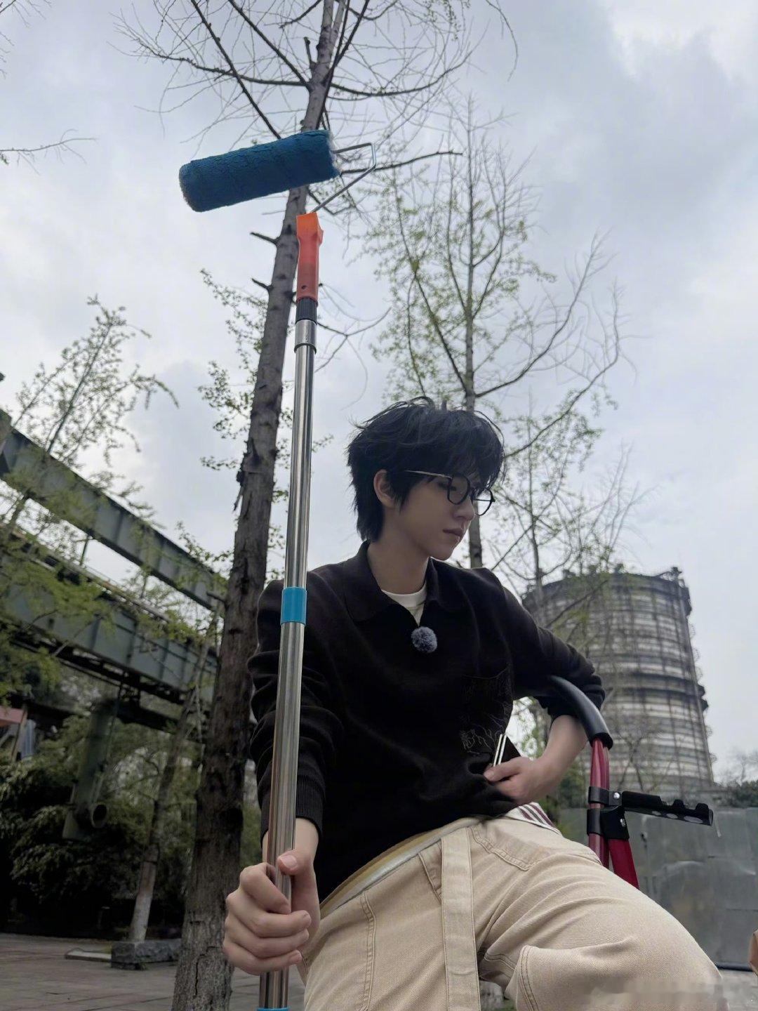 欧阳娜娜桃花坞拍的贺峻霖欧阳娜娜分享拍的贺峻霖 欧阳娜娜桃花坞拍的贺峻霖，好帅气
