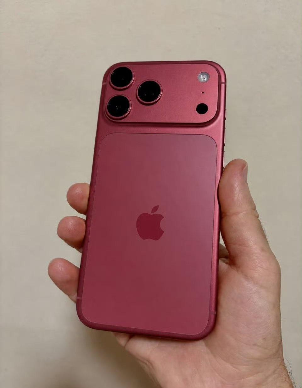 配色iPhone 18 Pro 预计将提供深樱桃红、浅蓝色、银色和黑色四种配色，