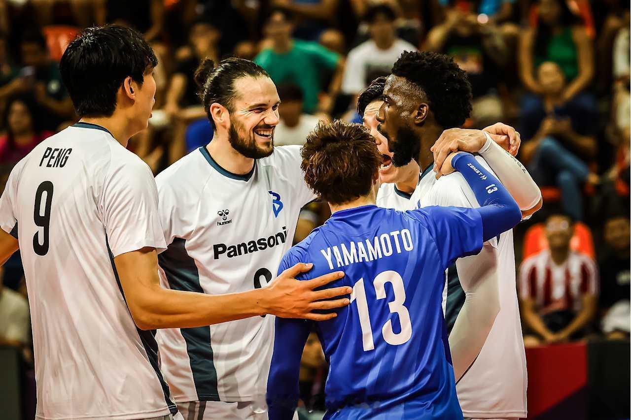 【男排世俱杯大阪完胜克鲁塞罗取开门红 彭世坤7分】中国排球留洋动态国际排坛战报速