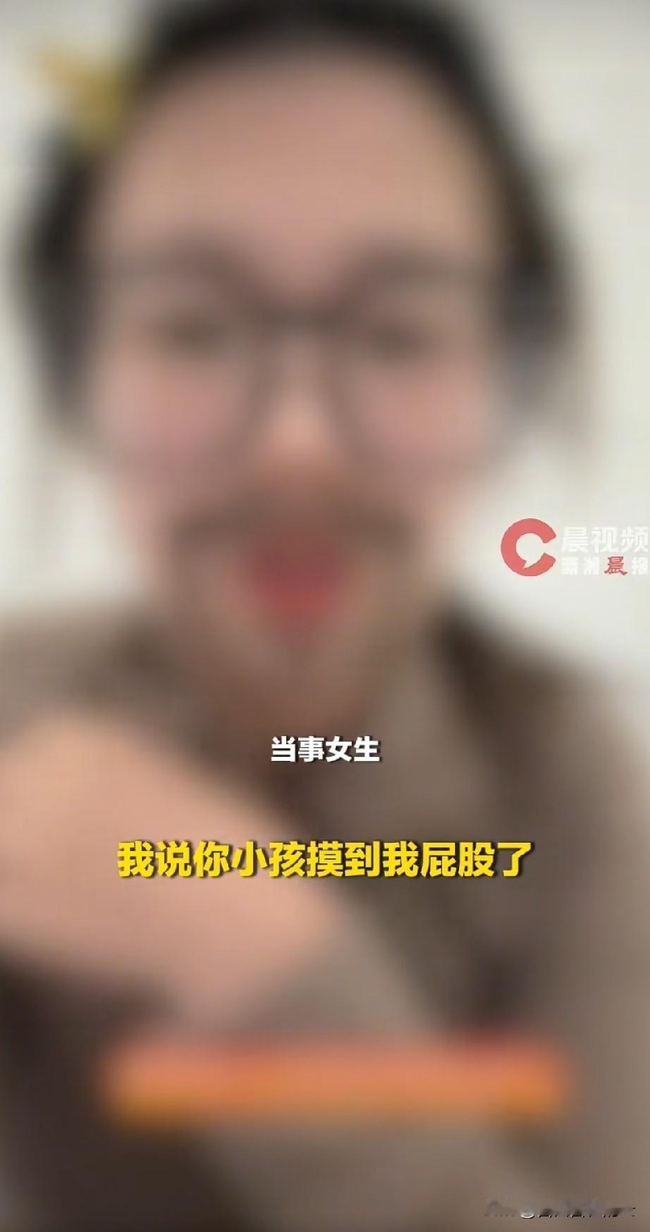 福建女子在长沙的餐厅点餐时，背后一个男孩跑过去，孩子一手拿着玩具枪，跑的很快，可
