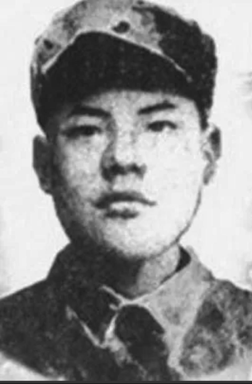 1943年，石嘉植被俘，面对日军的美人计，他不上当。谁知日军送来的女子却跪在地上