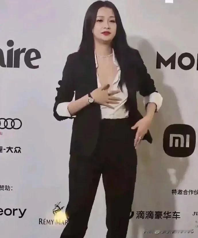 孙怡啊，你这是捂啥？其实啥都没有，别老这样捂着，看起来好奇怪啊！聊聊孙怡 你怎么