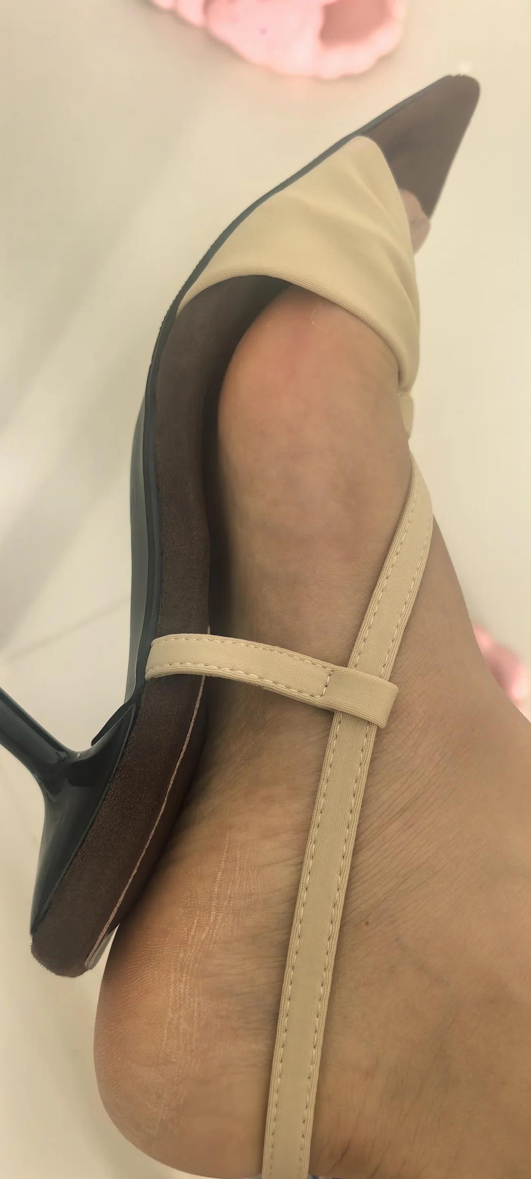 鞋子只有自己知道合不合脚
往前的话脚中间是悬空的，要想贴合脚型必须把脚后跟放外面