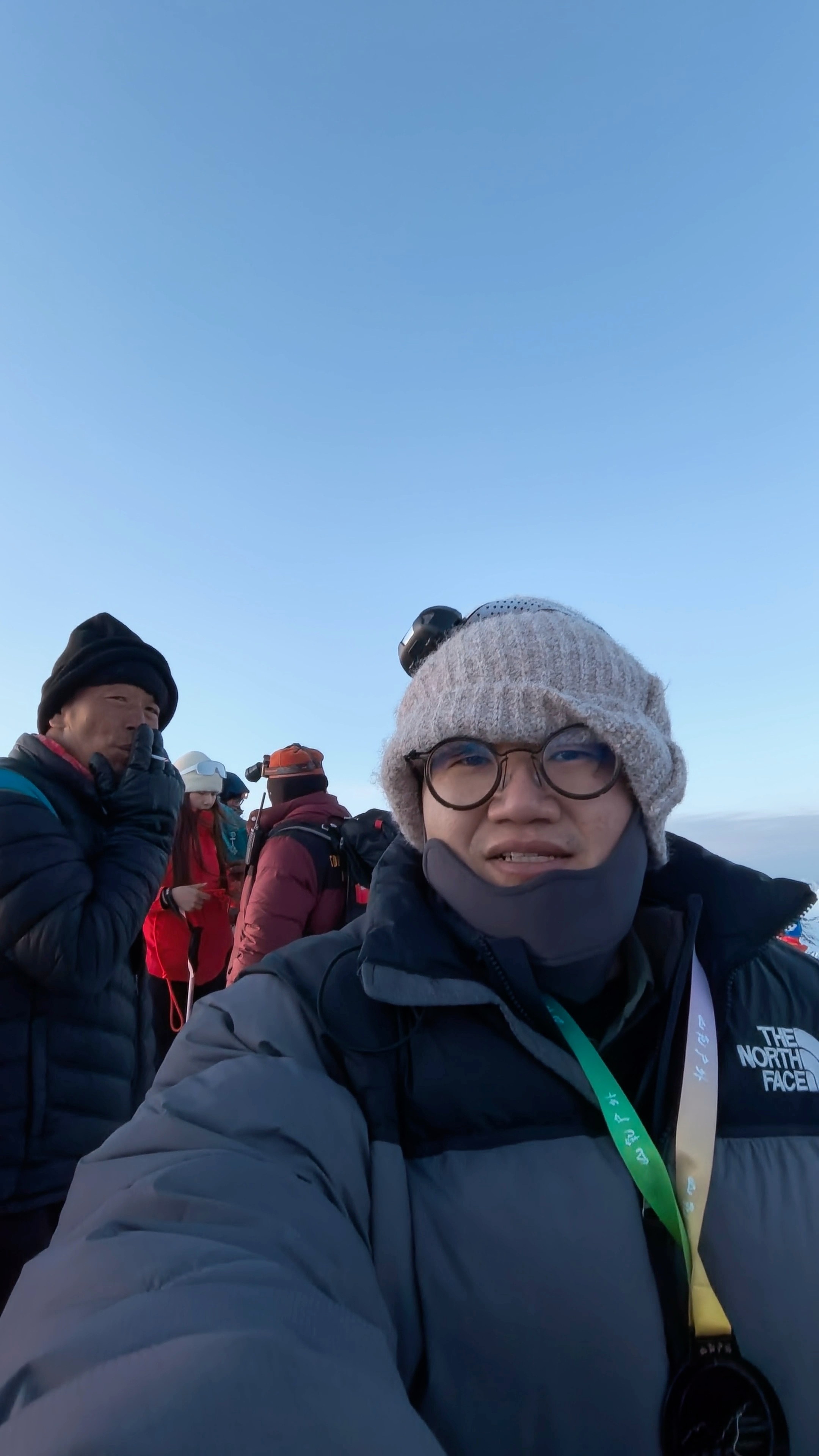 我回看登5000海拔雪山的素材时，在身后的老师、卧槽他还在抽烟，在山顶我们都要噶