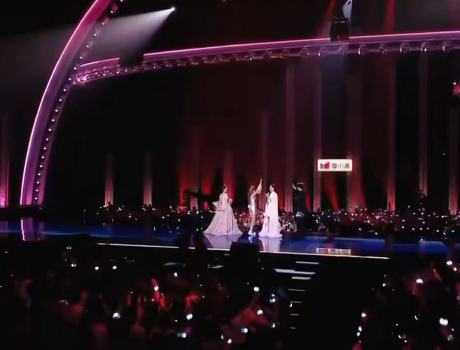 乌兰图雅：“谁要不投，我就套你啊！” 哈哈哈哈哈哈 乘风初舞台直播