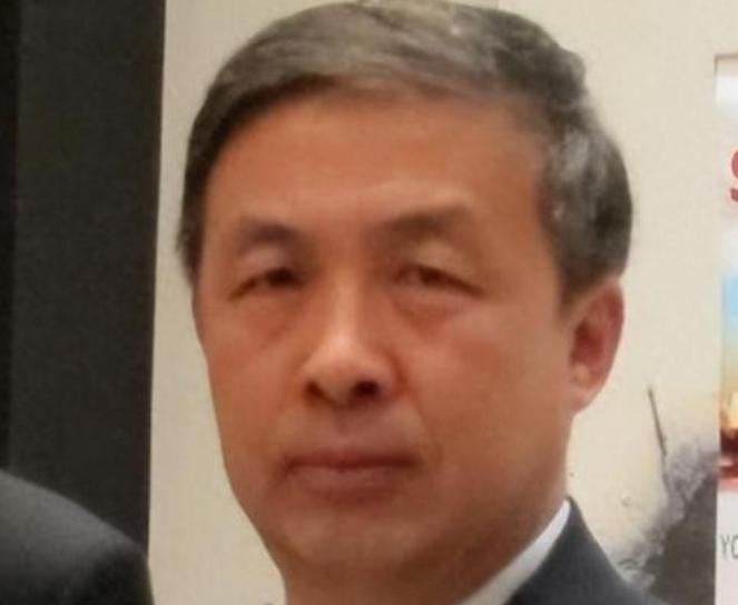 “中国现在向美国投降还来得及！再晚就要‘跪着’了。”几年前，中国专家马臣曾公开叫