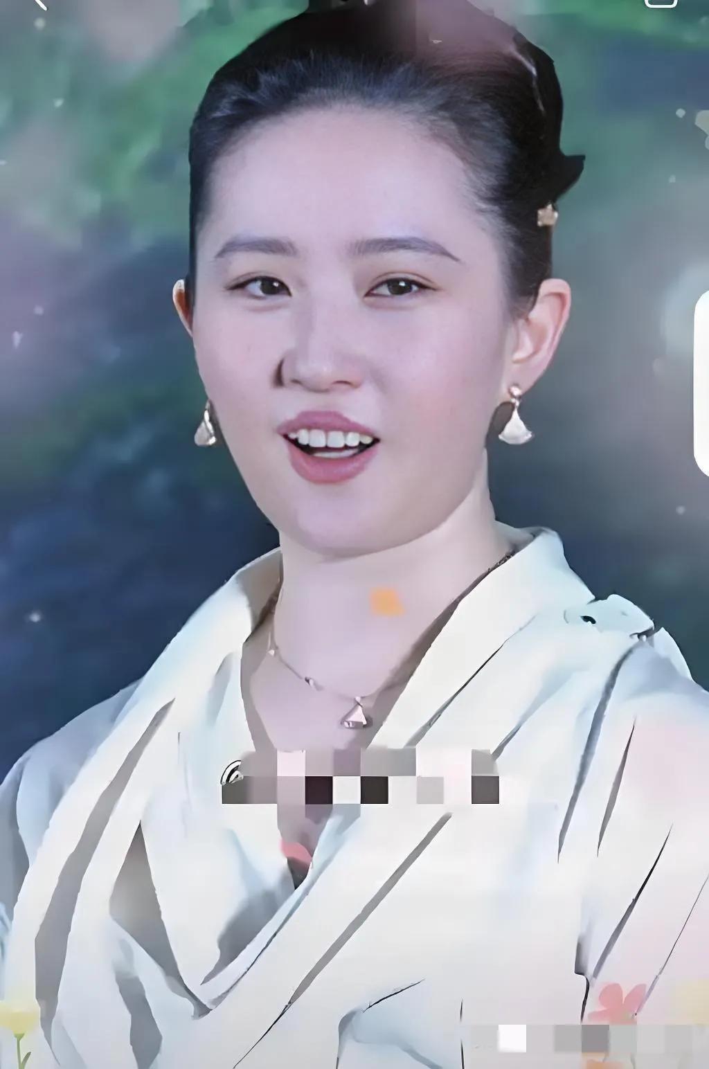 哇哦，画面中的刘亦菲肌肤胜雪，发福明显，曲眉丰颊，脖粗脸长，鼻头丰隆圆大，居然没