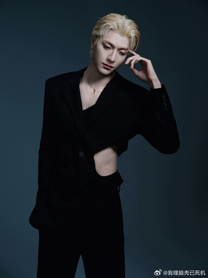 林一黑西装金发爱豆感林一露腰  林一露腰，林一黑西装金发爱豆感，咱就说你说这个是