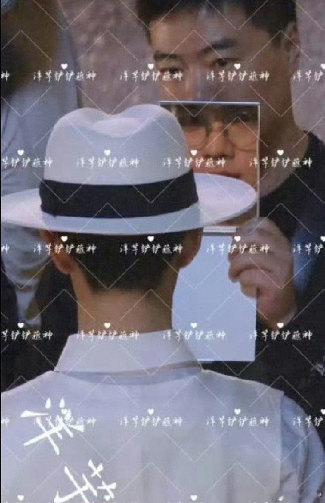 任少白在干啥？照镜子臭美吗（bushi） ​​​