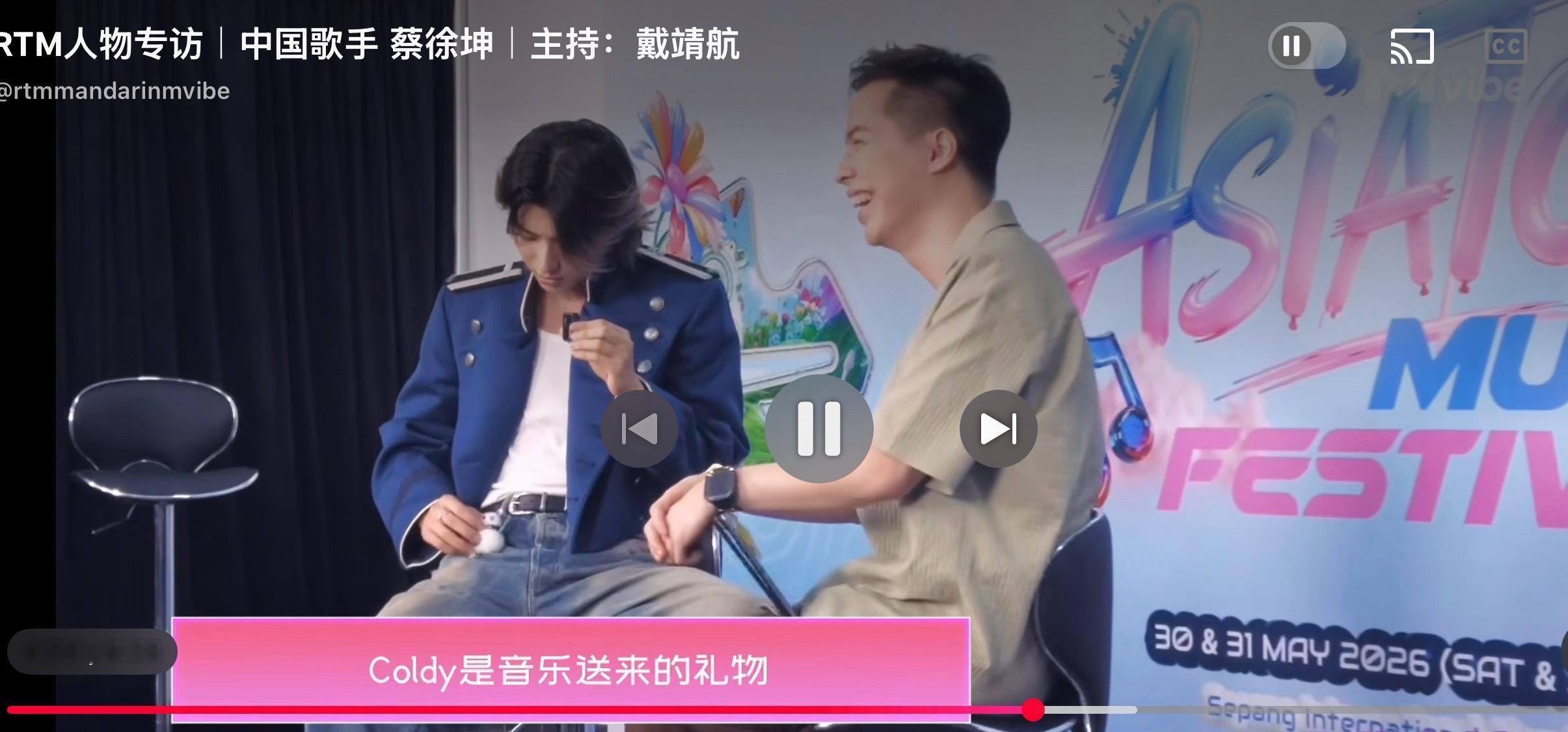 哈哈哈哈哈哈哈哈哈哈哈哈主持人问他把mv里的雪人变成现实中的coldy，意义是什