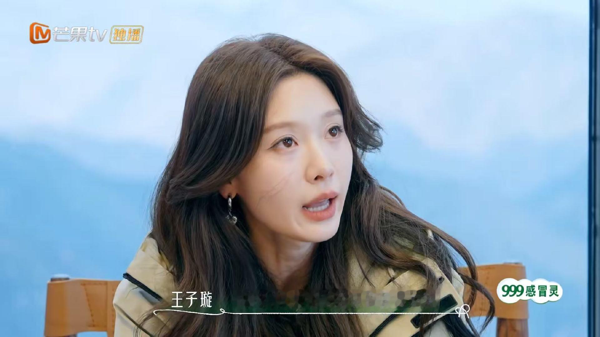文吉儿王子璇吵起来了王子璇一直打断文吉儿聊起过往矛盾，文吉儿想完整说出想法，王子