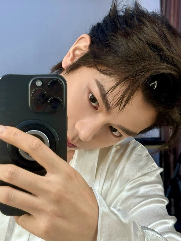 丁禹兮sayhi抱狗照  丁禹兮带狗自拍  丁禹兮sayhi抱狗照，是带狗狗自拍