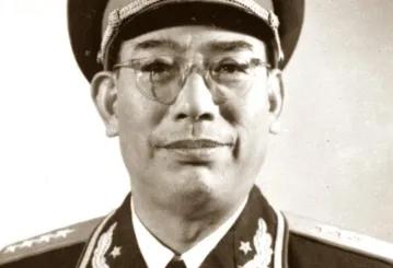 1955年授衔时，许光达被授予大将军衔。他先后去找贺老总、彭老总，请求将军衔降低