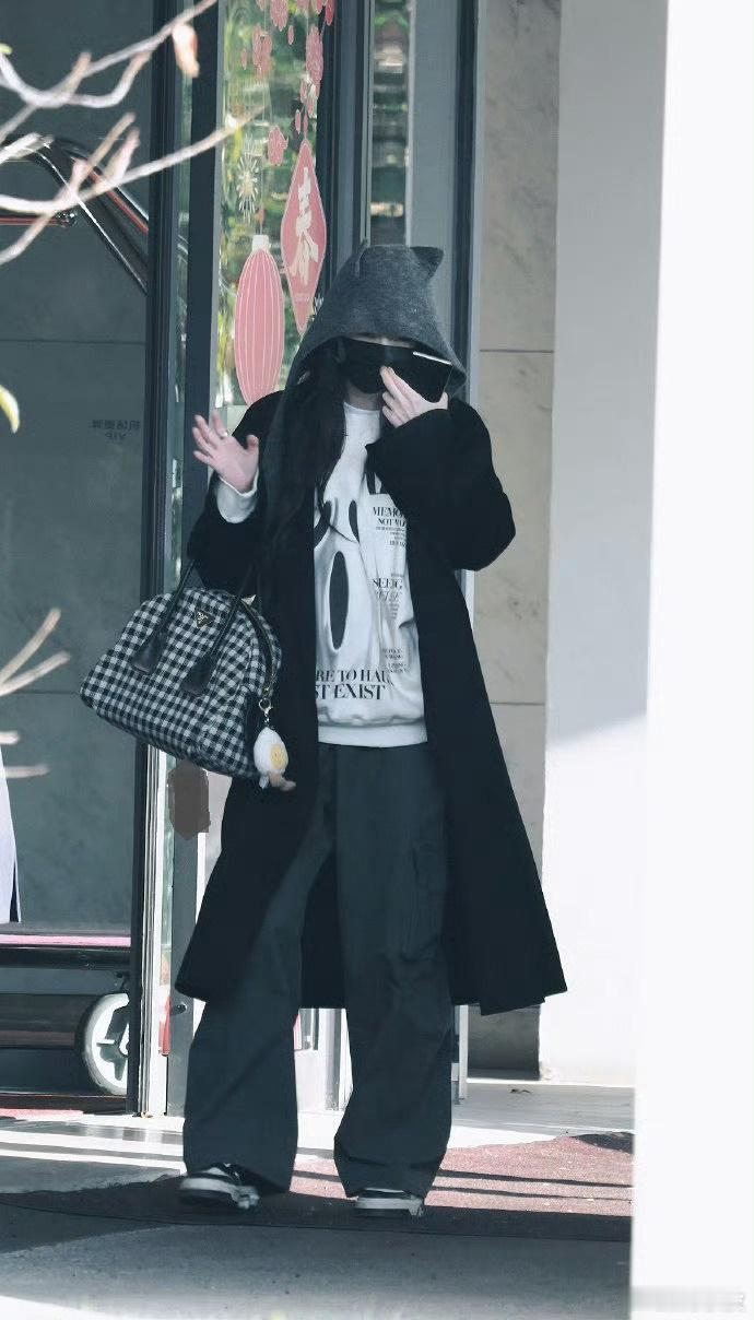 今天杨幂亮相上海机场，她这回走运动风路线，看起来年轻又时尚，气质超好。

杨幂里