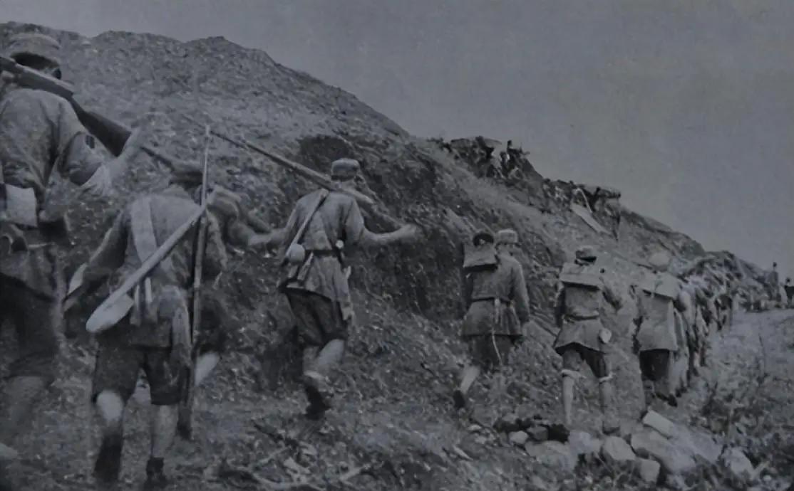 1942年，新四军神枪手将领吴剑，在和其他战士带领7名叛国奸细转移的时候，遭遇了