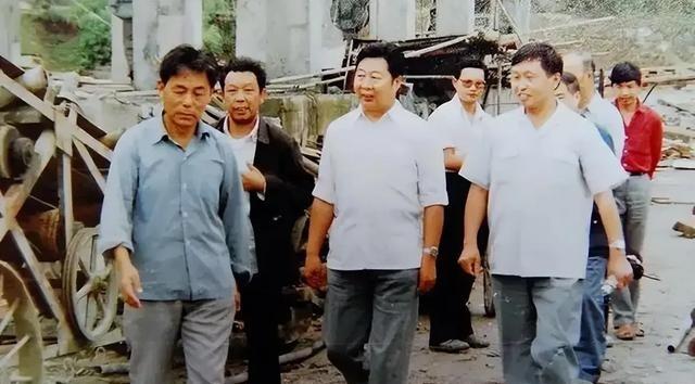 1990年，一个省委副书记的家遭到偷窃，小偷翻遍家里所有角落，最终带着战利品，扬