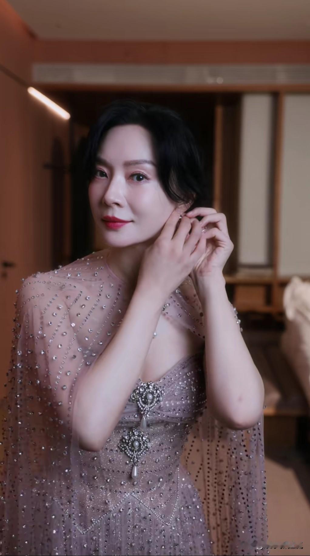 年仅50岁依具备“大杀四方”的魅力，非得是陈数莫属，很多人想知道她保持青春的秘诀