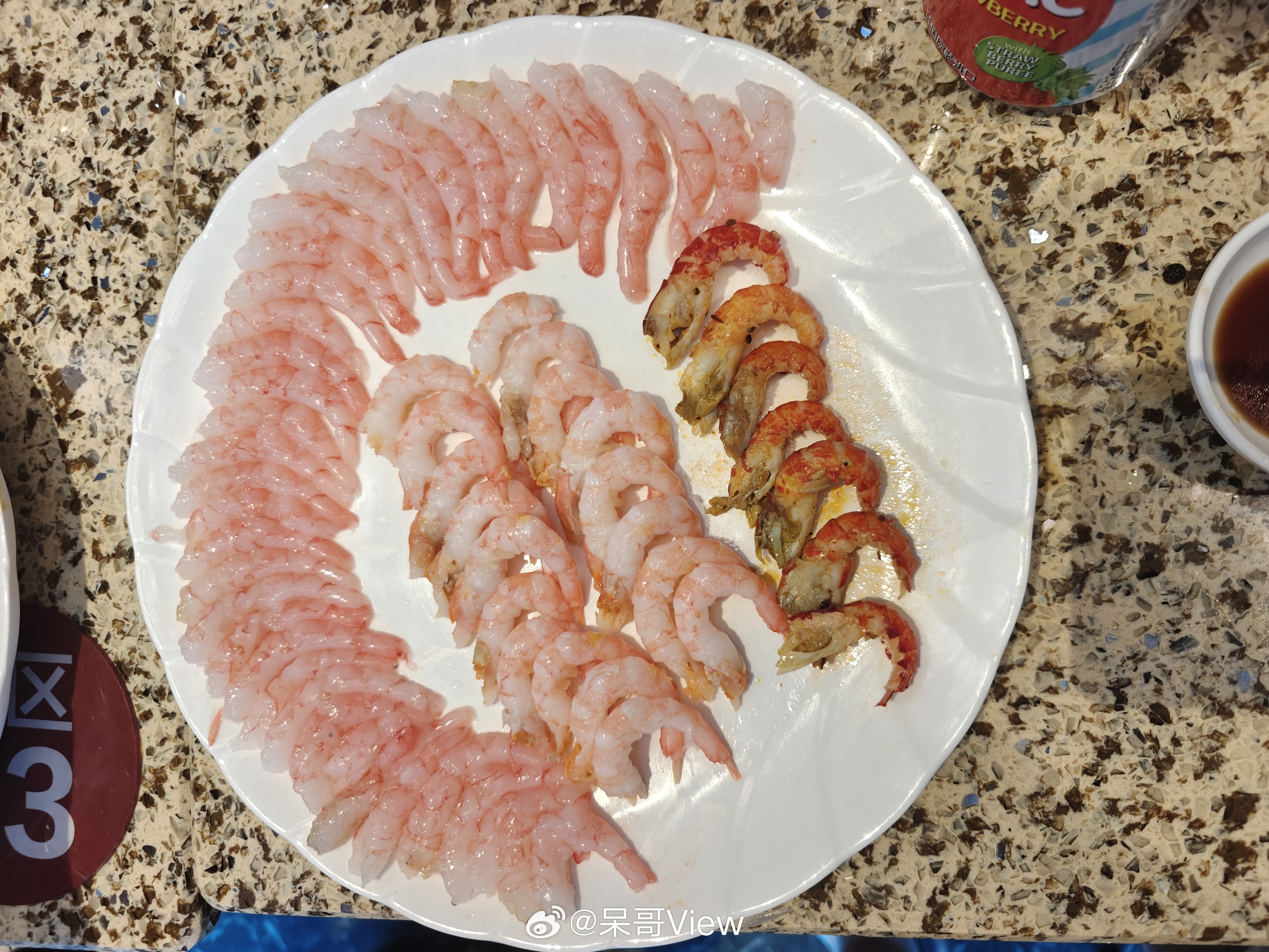 吃小龙虾尽量选蒜香的我是一点小龙虾不吃，但我有个朋友特喜欢吃小龙虾，去吃一绪，牛