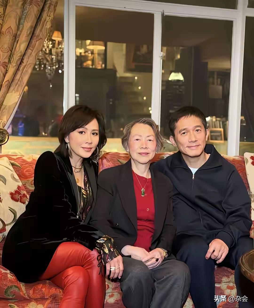 事实证明，“财气”真的是最好的护肤品！看看刘嘉玲80岁的妈妈，白里透红状态绝佳，