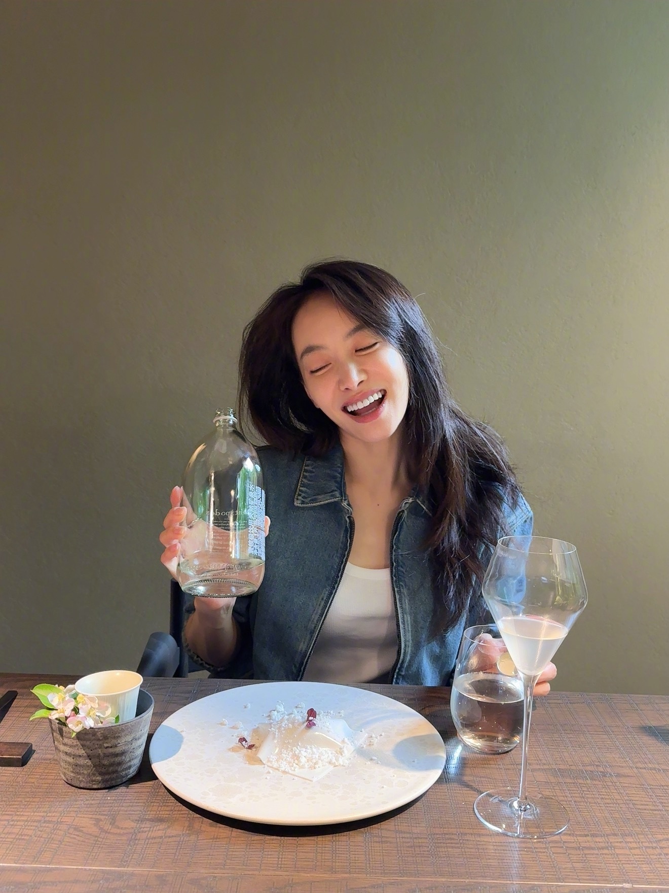 王亚飞给宋茜化的粉系微醺妆宋茜  在复制粘贴的时代，你是手写的诗