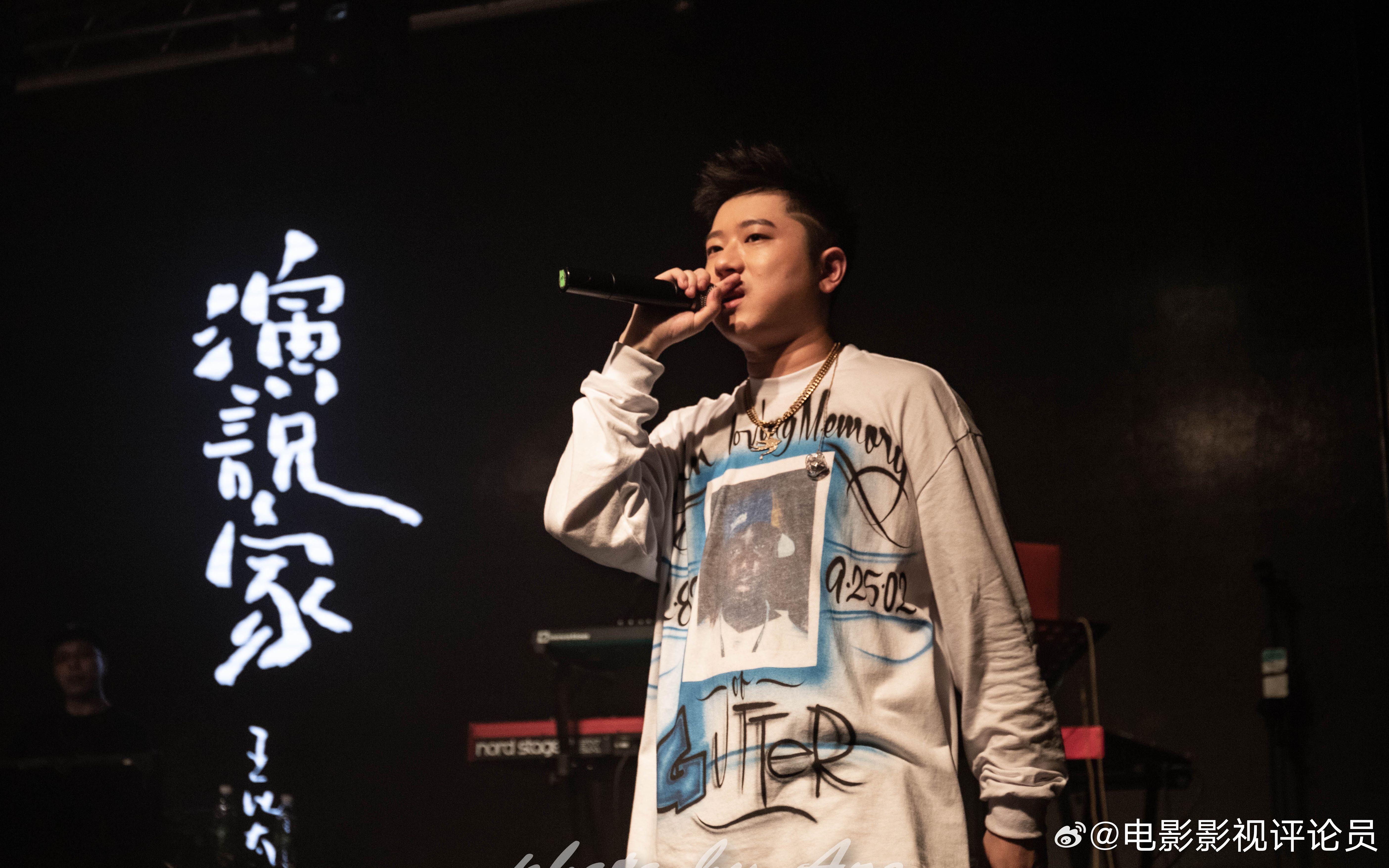 #九年老粉见到王以太激动到哭#  当粉丝第一次听到王以太的音乐的时候，就已经是被