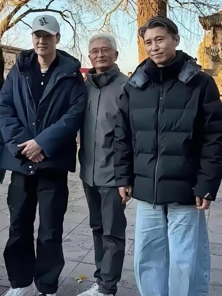左一辛柏青，右一李乃文
最中间这位大爷是谁？
他凭啥独占鳌头，就像是一位实力派