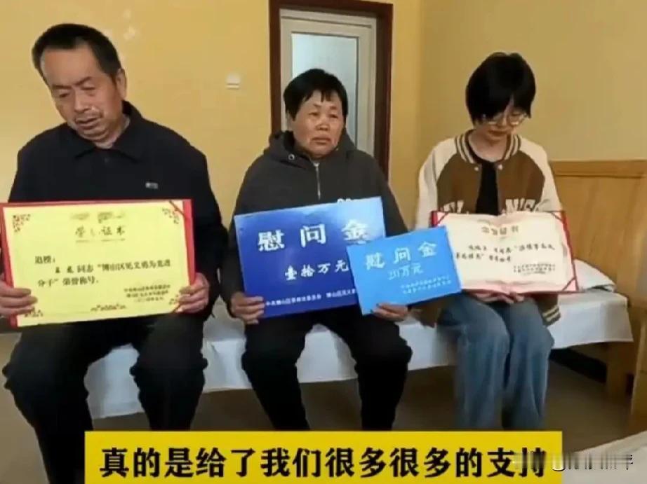 这张照片拍的让人心里难受、别扭！人家是没了丈夫、人家是没了儿子，还要配合镁光灯的