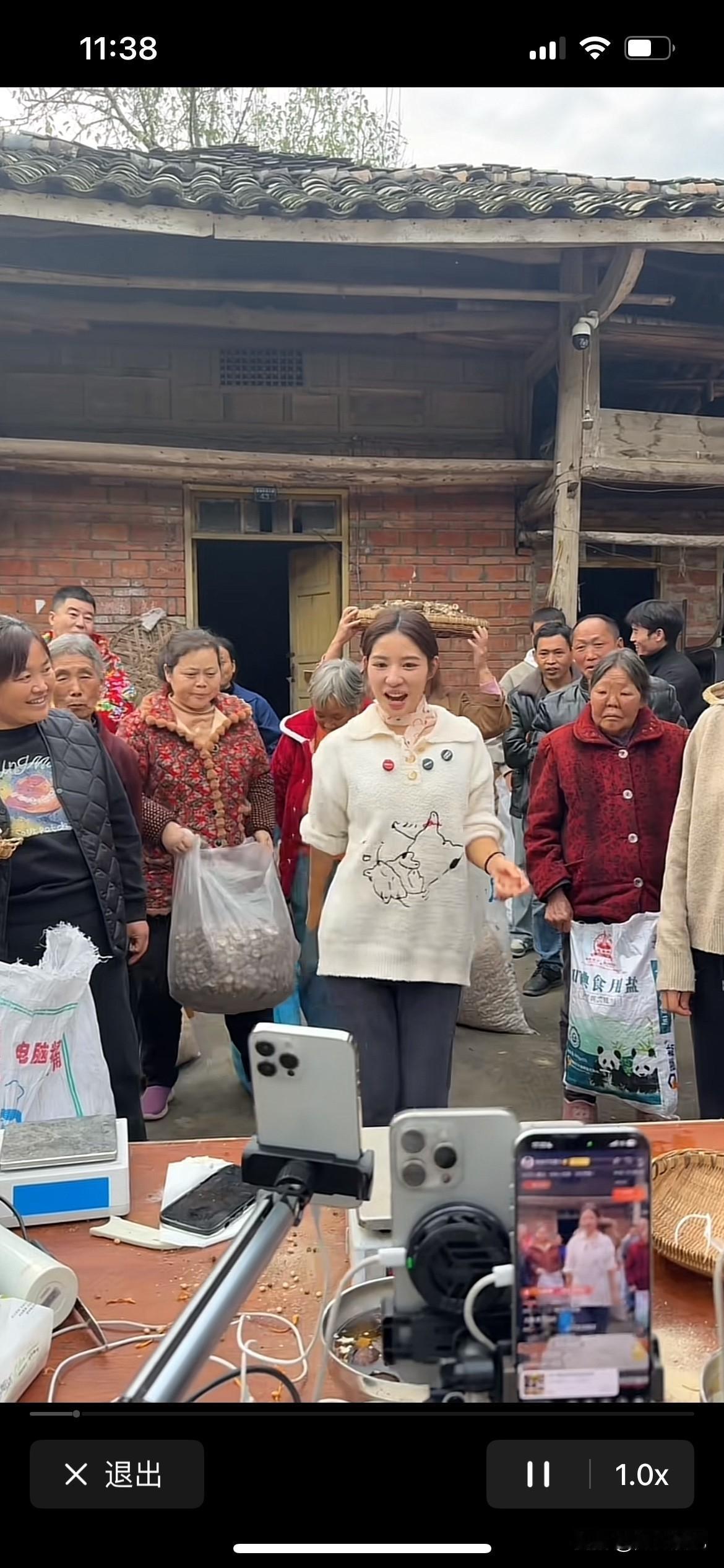 这些网红不火，天理难容啊，自己有粉丝有出路，就开始回乡带动村民致富卖货，让村民把
