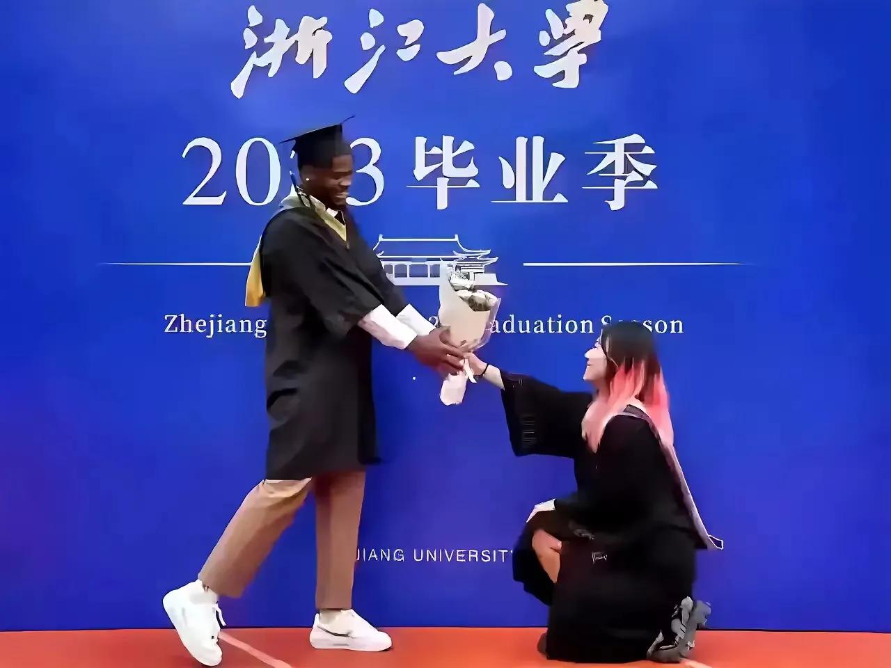 看了这个新闻首先我不反对，这位女大学生和黑人谈恋爱，毕竟恋爱自由，谁也管不着，但