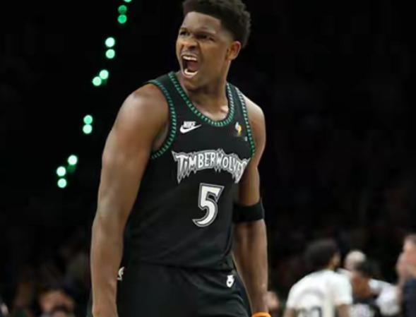 严重怀疑裁判针对马刺二十年，当年是邓肯如今是文班。
NBA西部半决赛奇葩一幕出现