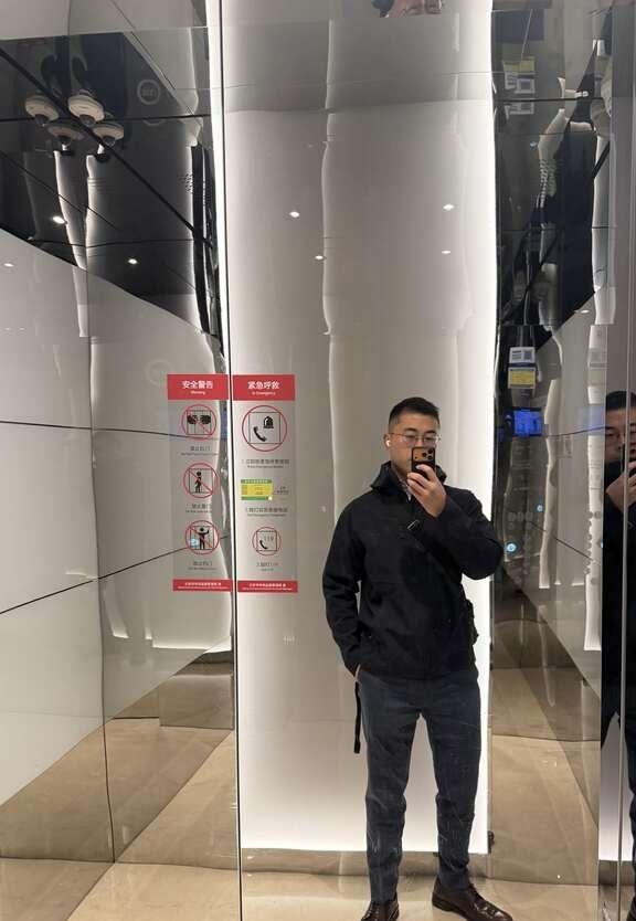 冷霾之春
一早骑车，料峭春寒之意不浅，冷暖交替中，京城的霾又探出头脚，果然天气对