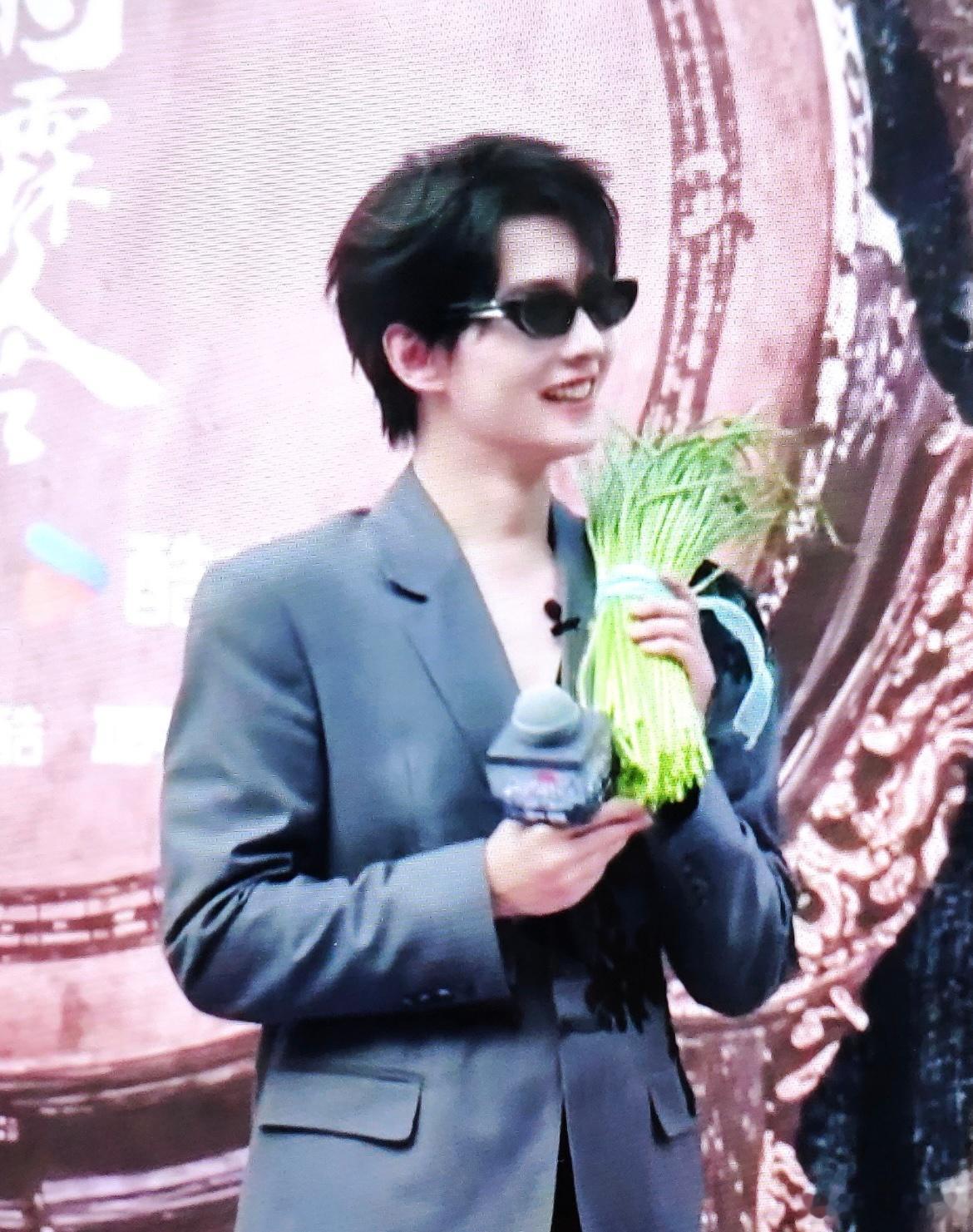 杨洋来了河南也得带蒜苔走哈哈哈哈杨洋你也是好起来了！第一个给蒜苔做宣传的明星吗蒜