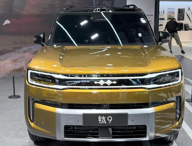 2026成都车展，方程豹钛9实车正式首秀，作为钛系列的旗舰SUV，新车定位6座插