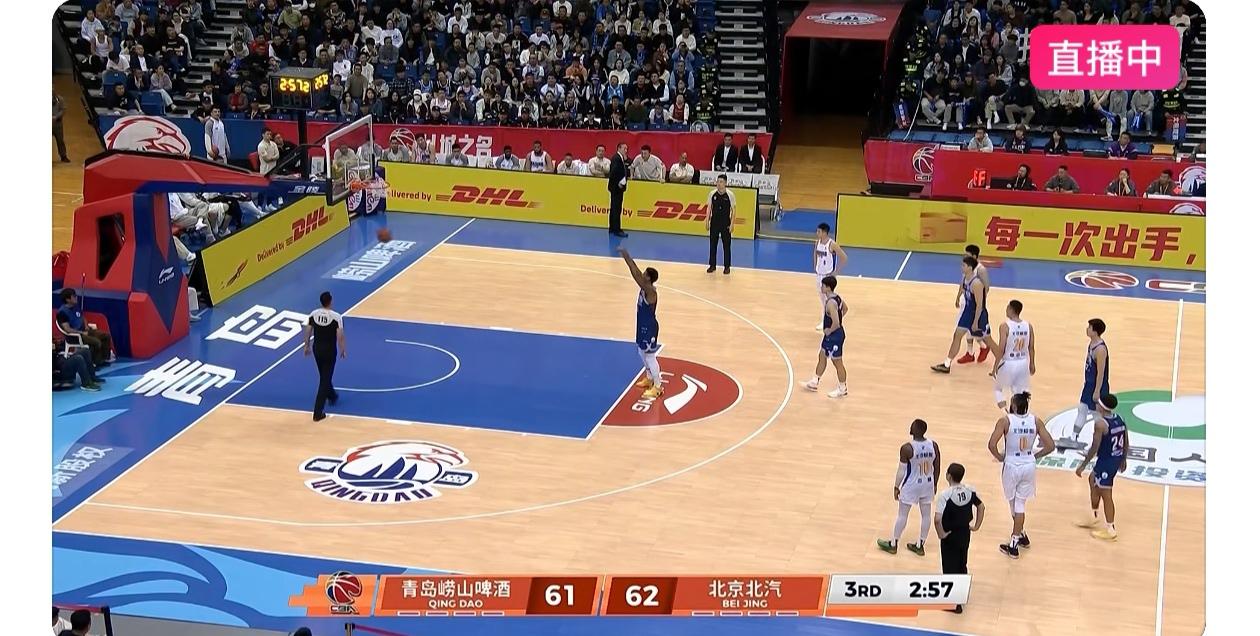 虎落平阳，今晚青岛对北京北汽的比赛中。青岛队的大外援米奇专门盯着麦基进攻。这下把