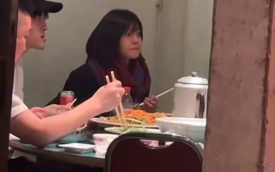 偶遇陈妍希颖儿付辛博聚餐 有网友拍到陈妍希罕见现身，和付辛博颖儿夫妇在一家饭店吃