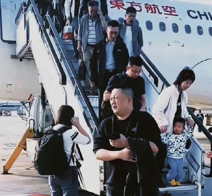 逼东航空姐下跪的男乘客欧某某和下跪的空姐
这人看着肥头大耳油油腻腻的，一脸的横肉
