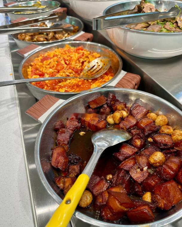 一大早来到就没停不下来过，开会，策划方案，规划流程等等，终于让我逮到机会来干饭了