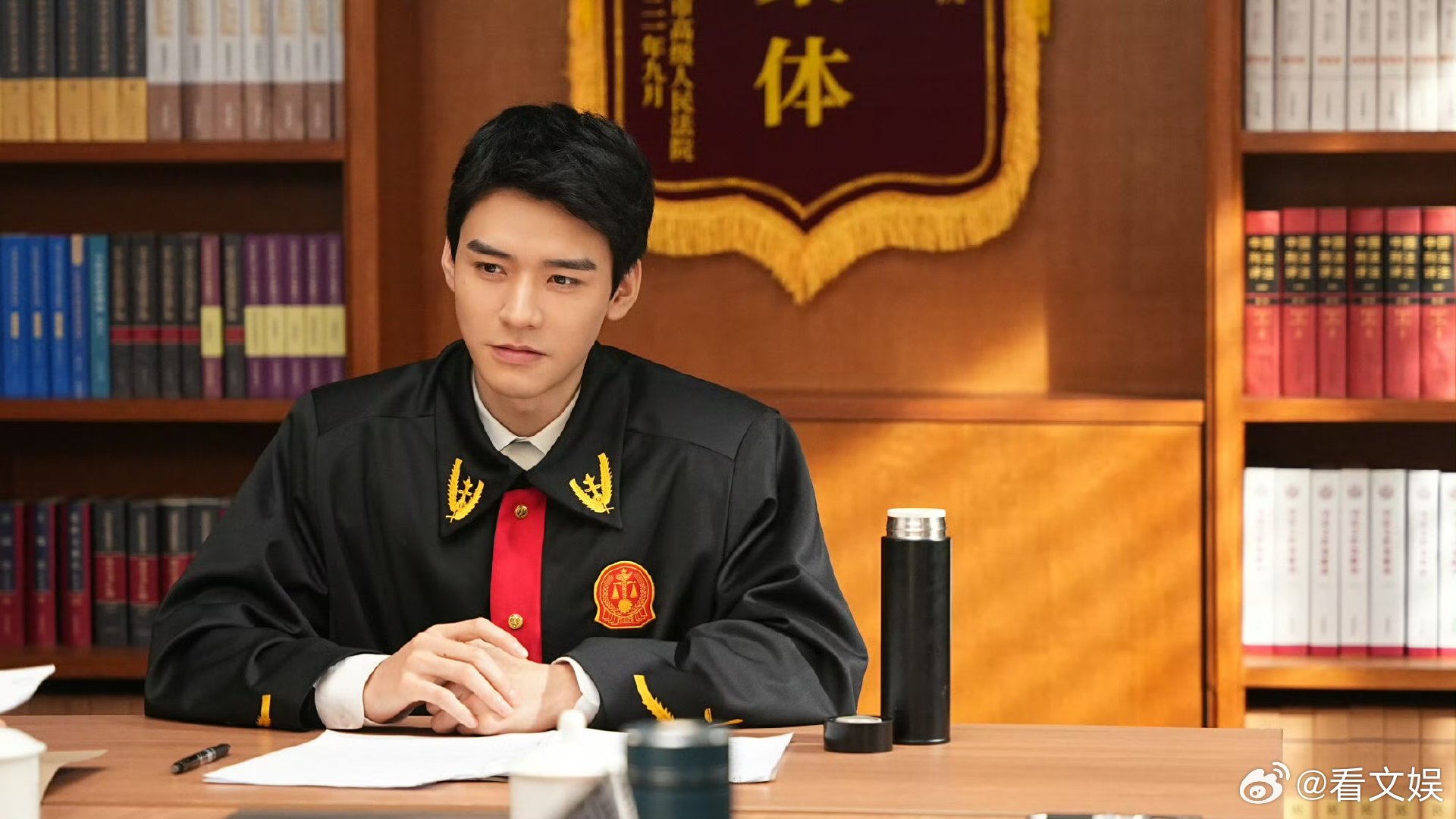 谁能拒绝穿法袍的龚俊龚俊沈谢秩人间理想型法官龚俊的沈谢秩太绝了！一身法袍藏正气，