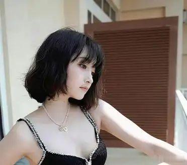 关晓彤大胆的光脚丫黑裙短发妆造，比平时清纯国民妹妹形象多了几分成熟韵味 