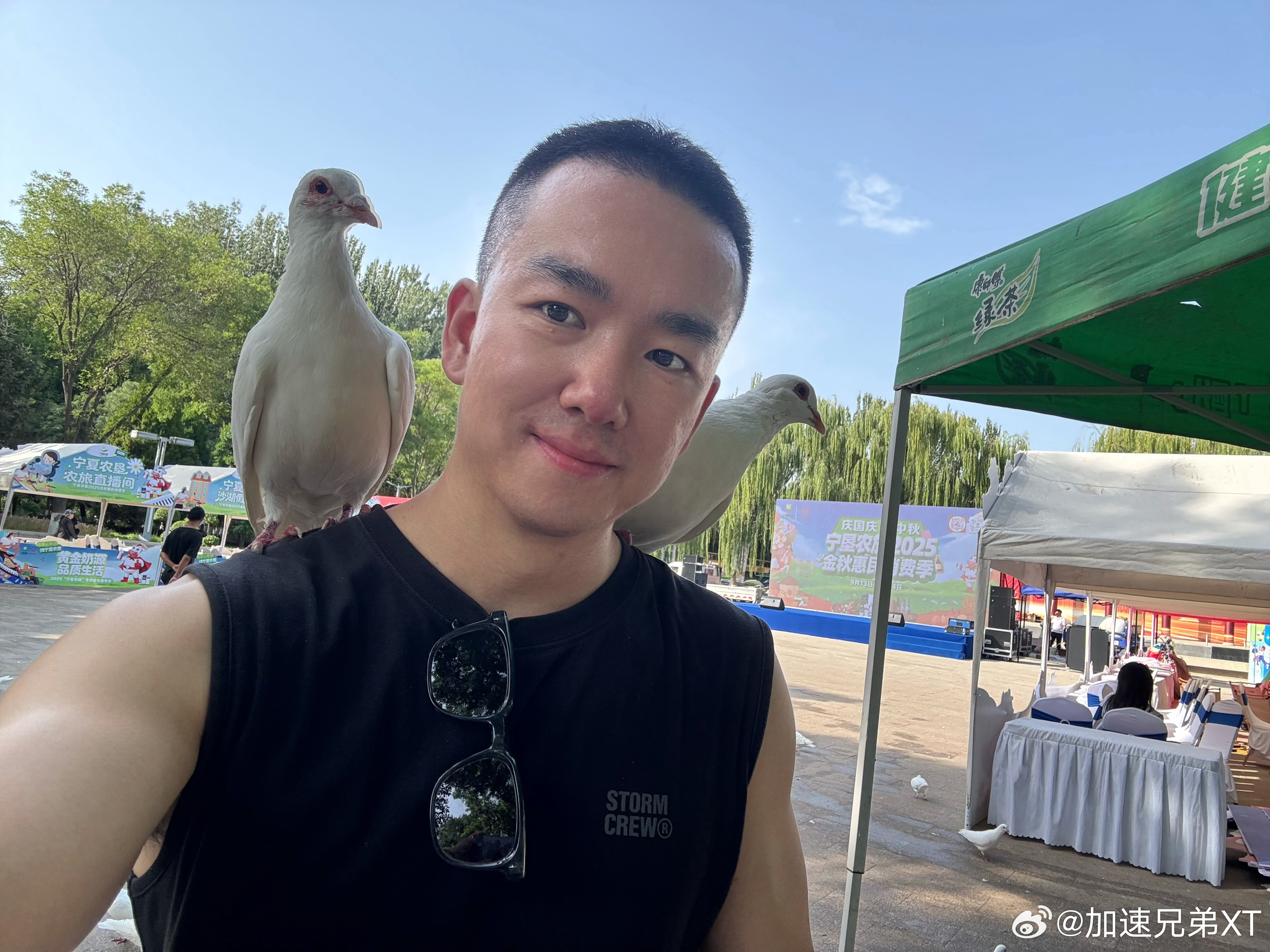 到郑州了啊朋友们，都已经日落了也还是挺热的，明天参加一个活动，有没有本地的朋友推