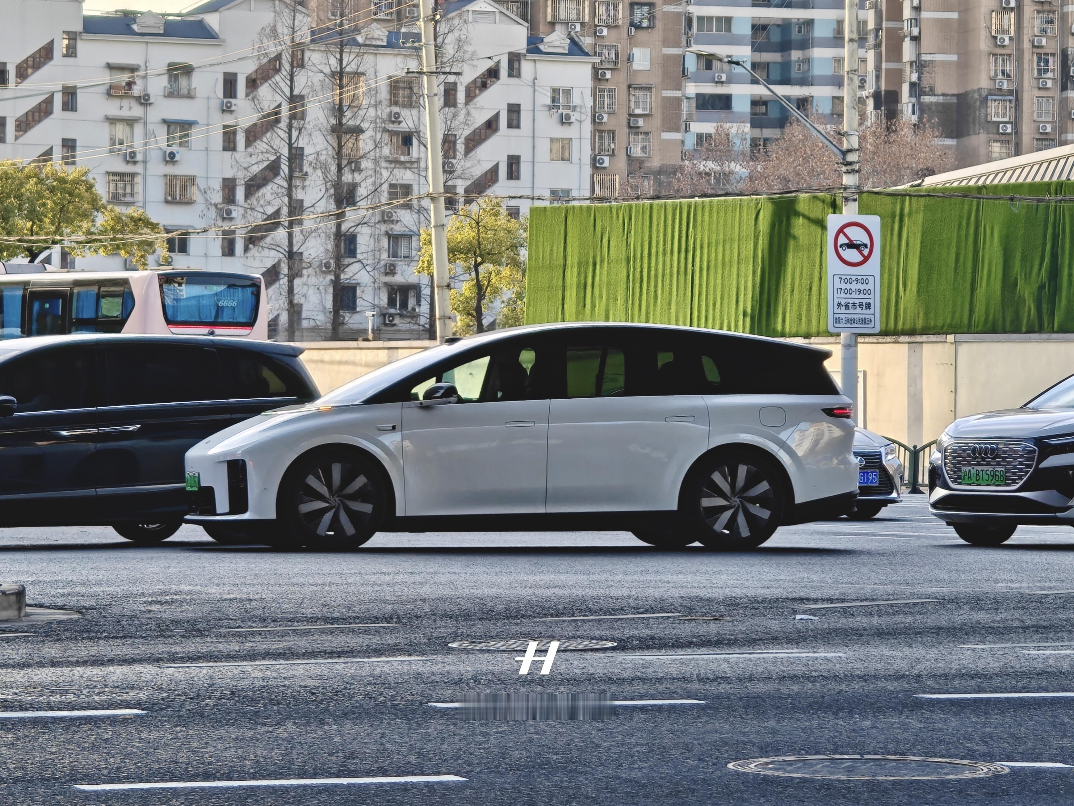 直线属于人类，曲线属于上帝。