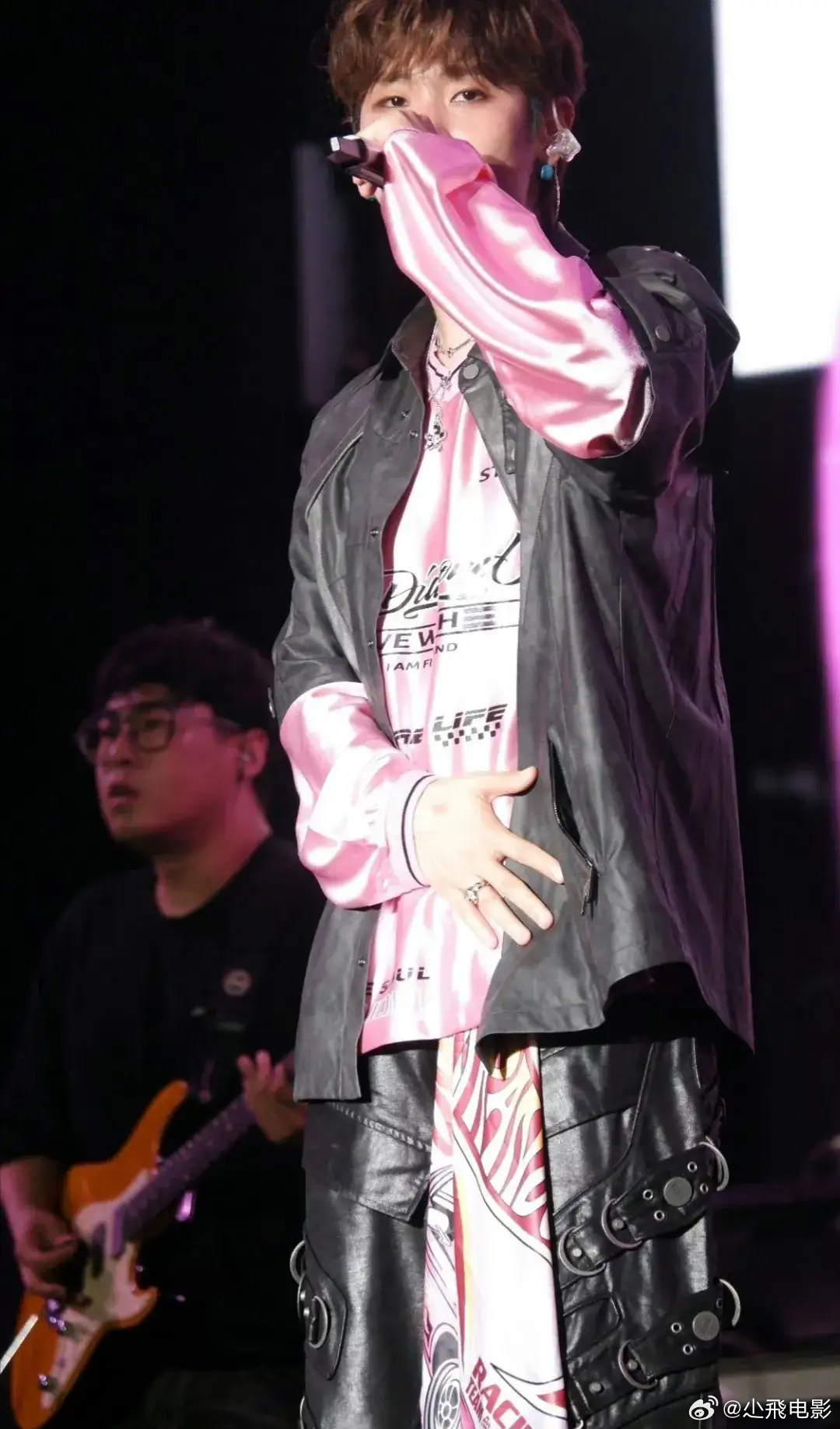 汪苏泷燃爆音乐节，歌迷热情高涨汪苏泷现身音乐节，现场歌声动人，舞台表现力十足。歌