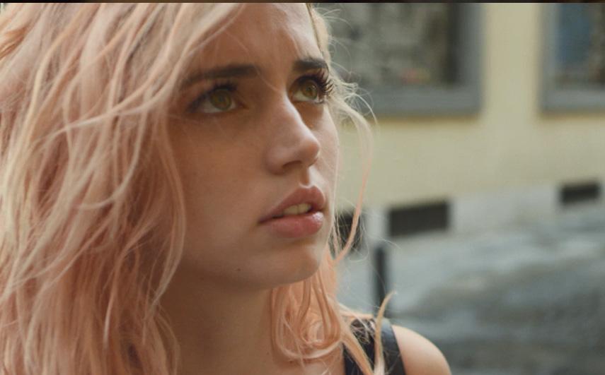 她拥有一张“被上帝亲吻过的”面孔
她的性感不是刻意营造的
而是从骨子里流淌出来的