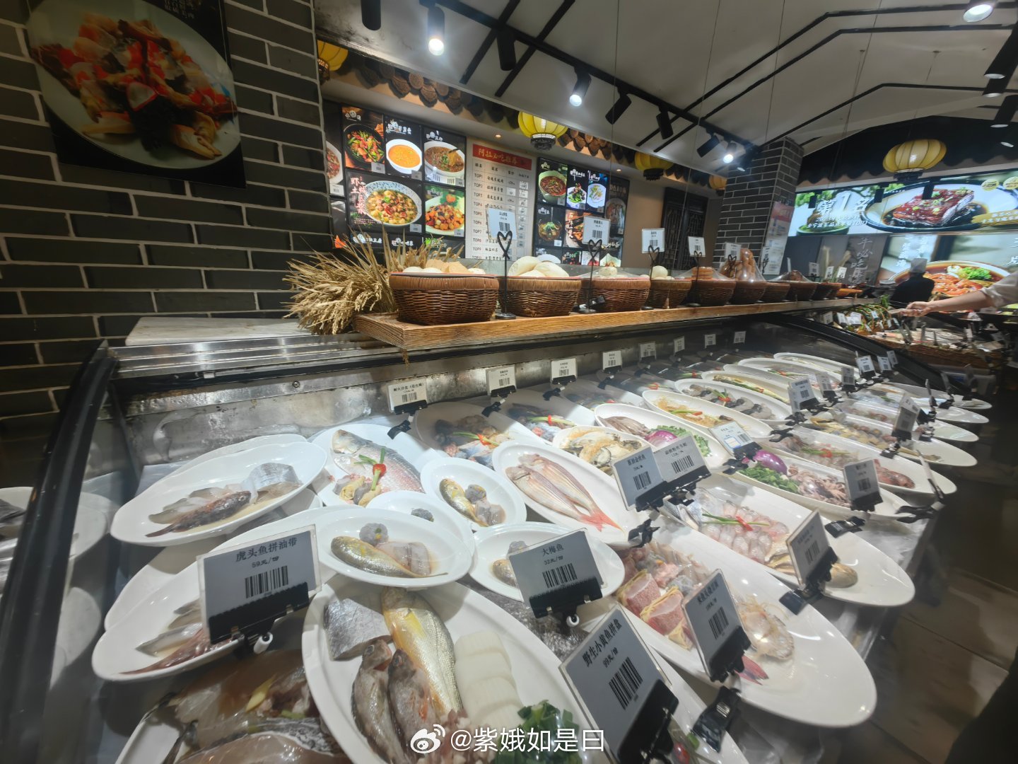 这家店名叫：阿拉名灶，