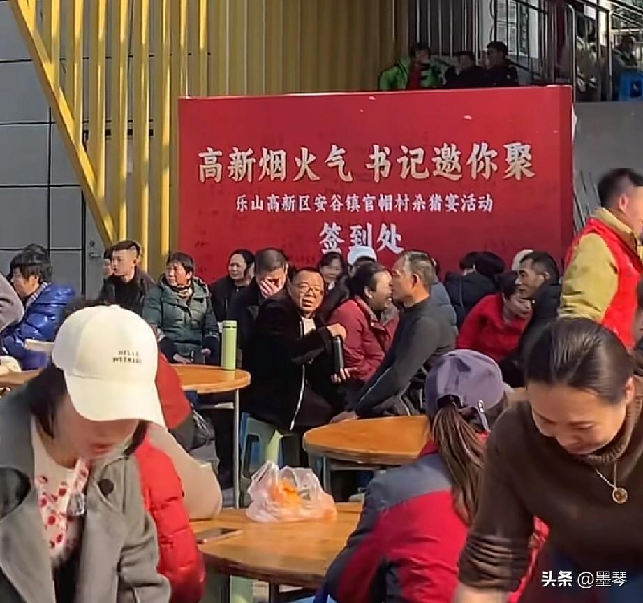 刨猪汤变“抢食战”，这场烟火气咋就变成了“修罗场”？



看现场抢菜的样子，场