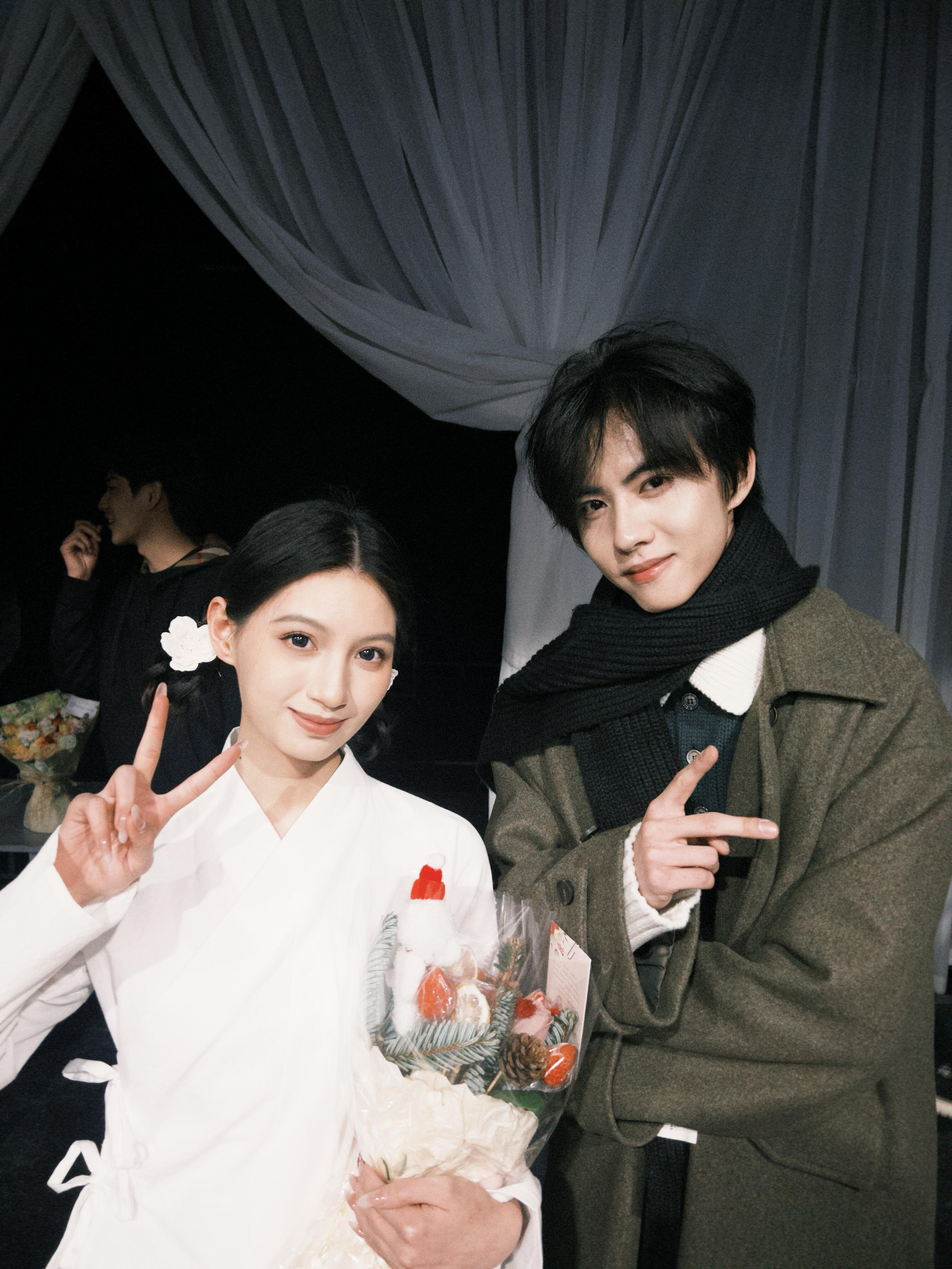 展丞  继续欣赏我的漂亮妈咪刘小铮🤏🏻🥰怎么做到每张合照都有不同风味的美 