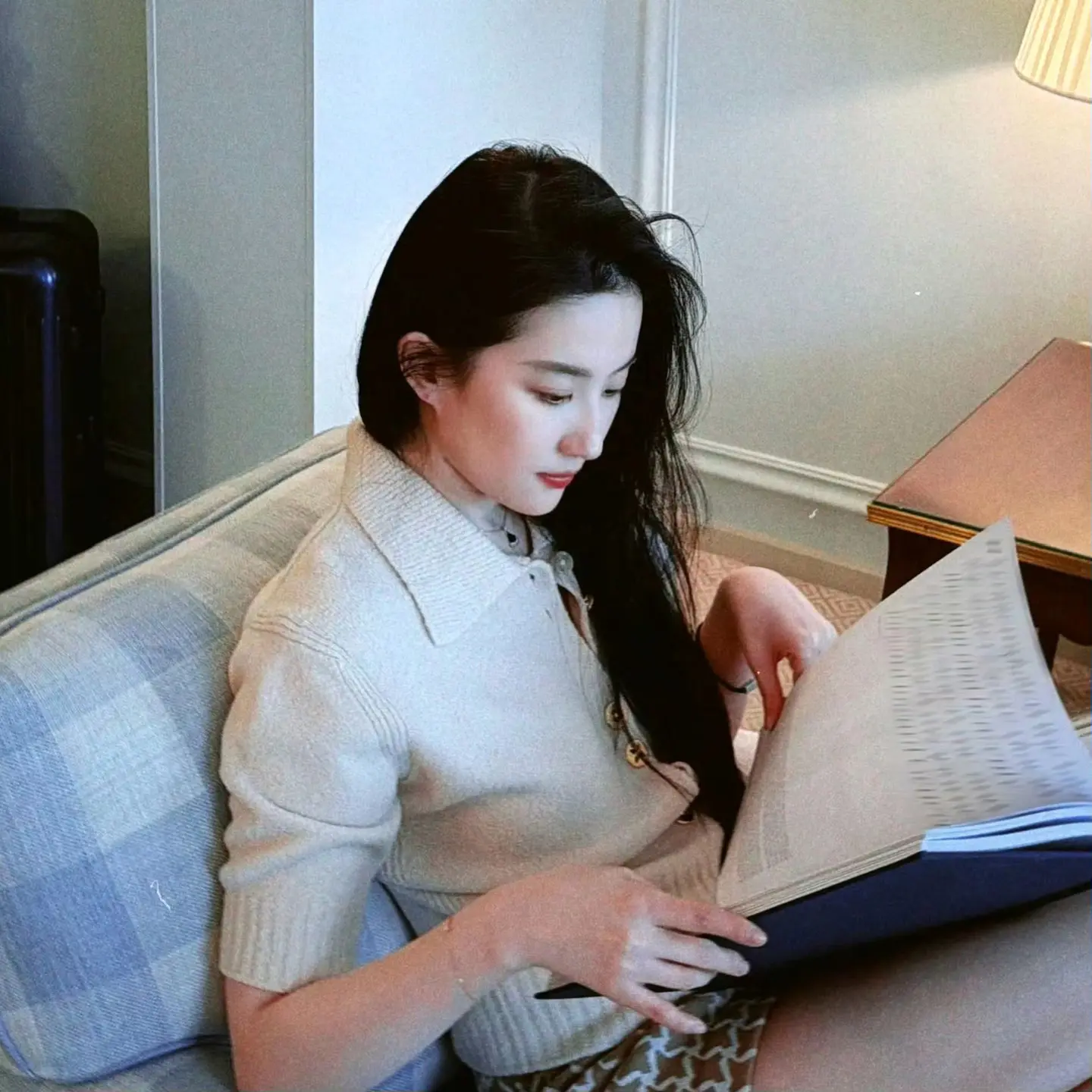 爱阅读和旅行。