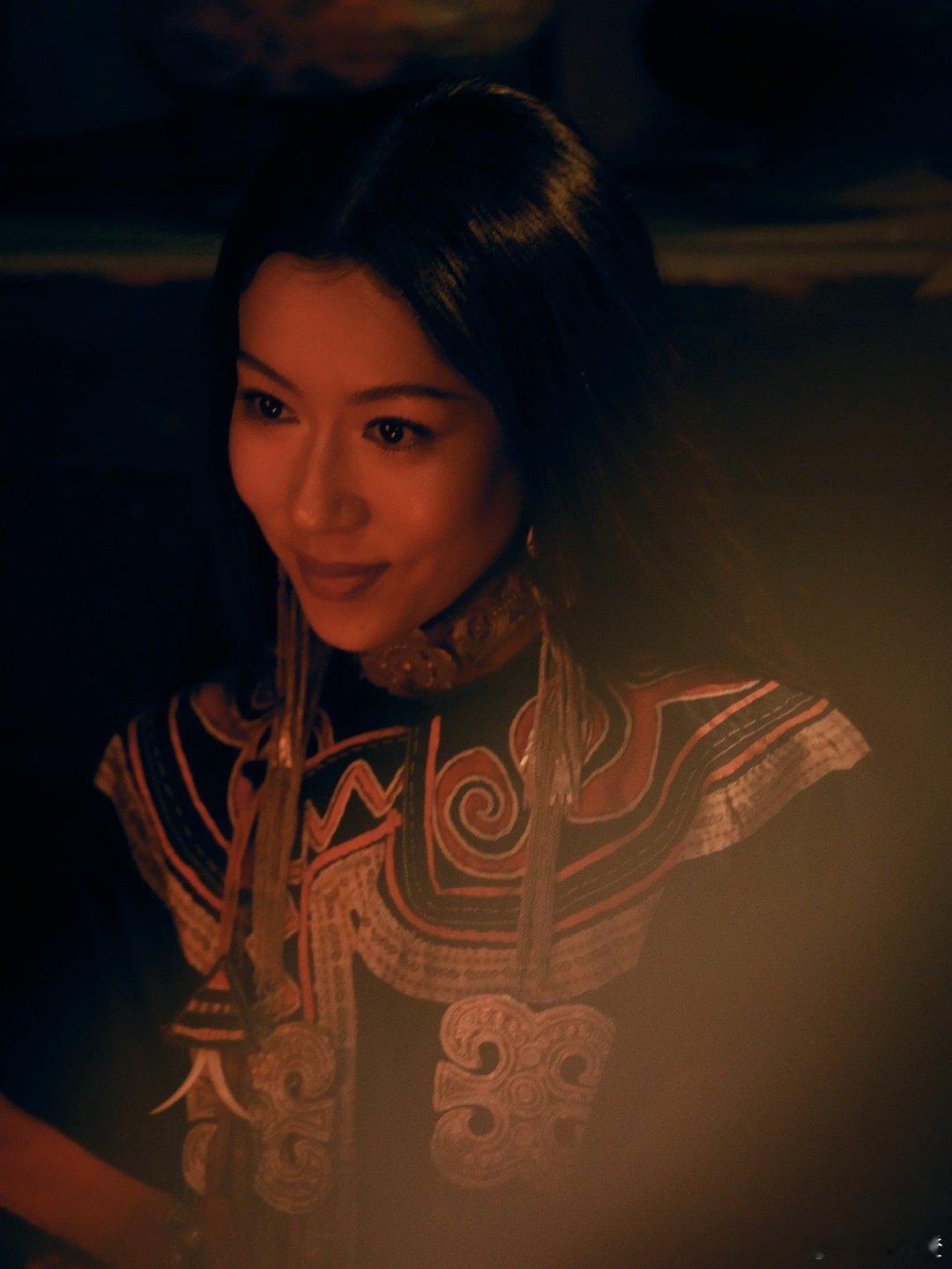 吉克隽逸穿一百多年前老衣服吉克隽逸身着百年老衣登台，暗纹隐现古朴风韵，走动间老布