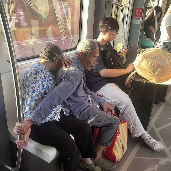 地铁一幕，这样的爱情谁不羡慕呢？