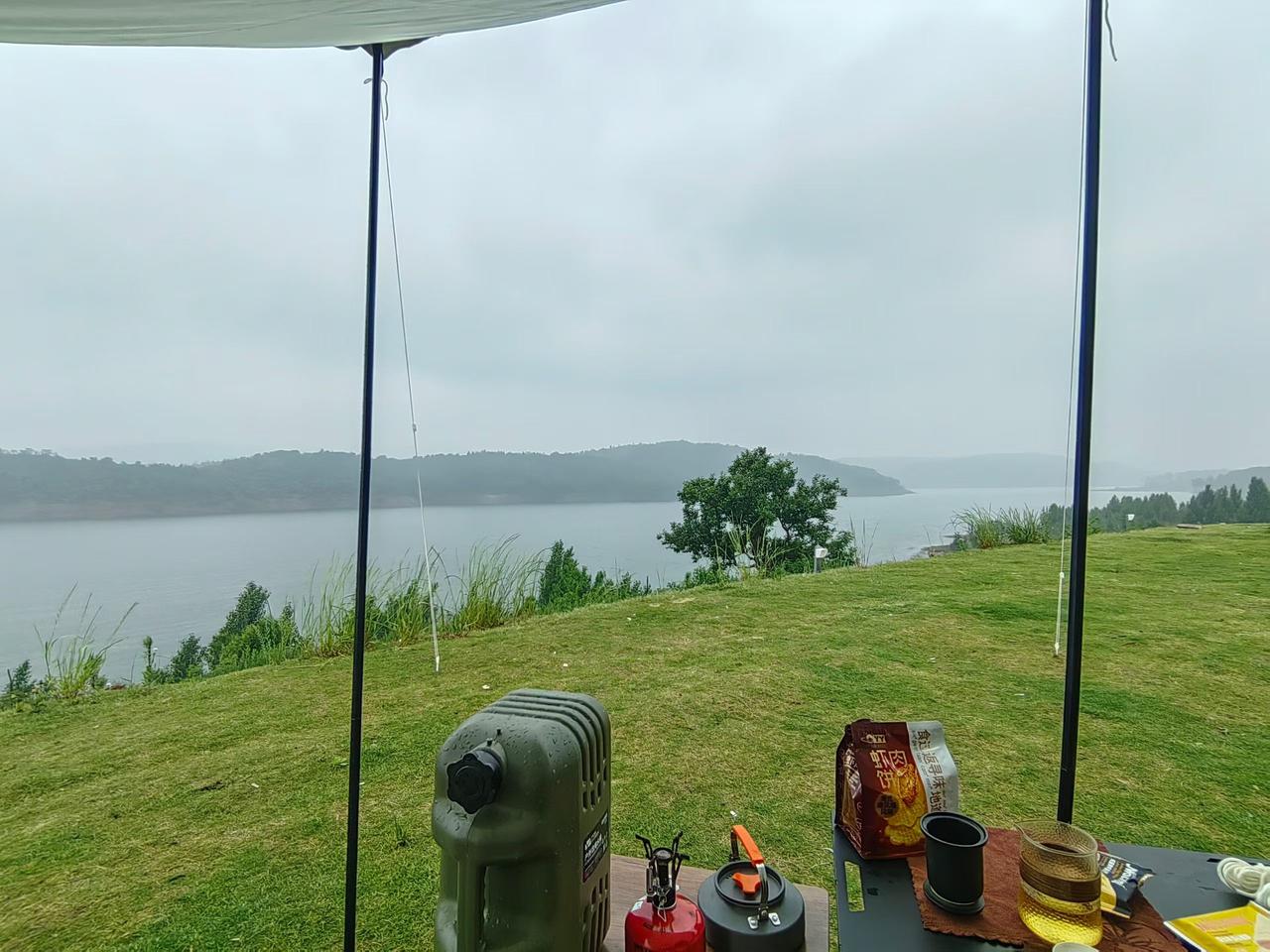 记录我的2026细雨把湖面揉成一片朦胧，在湖边搭起天幕，煮一壶热茶，看雾气漫过山